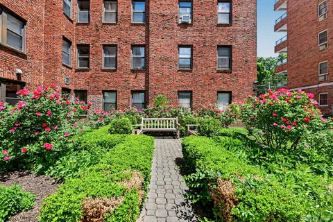 $349,000 | 68 East Hartsdale Avenue, Unit 2L, Hartsdale, NY 10530