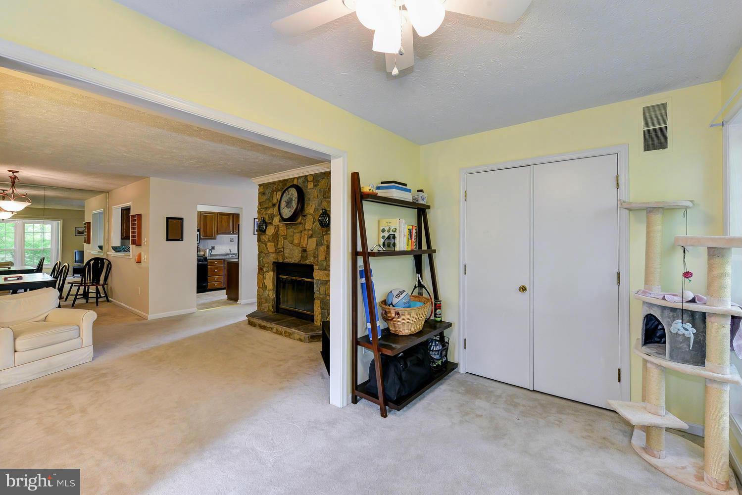 10107 Oakton Terrace Road, Unit 10107 Oakton, VA 22124 - Photo 14 of 30 Living Room