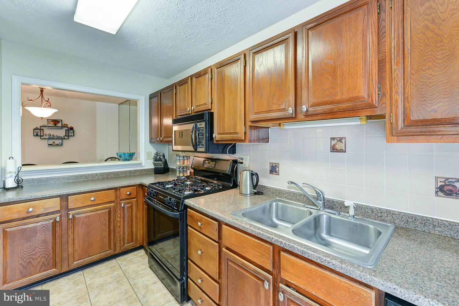 10107 Oakton Terrace Road, Unit 10107 Oakton, VA 22124 - Photo 9 of 30 Kitchen
