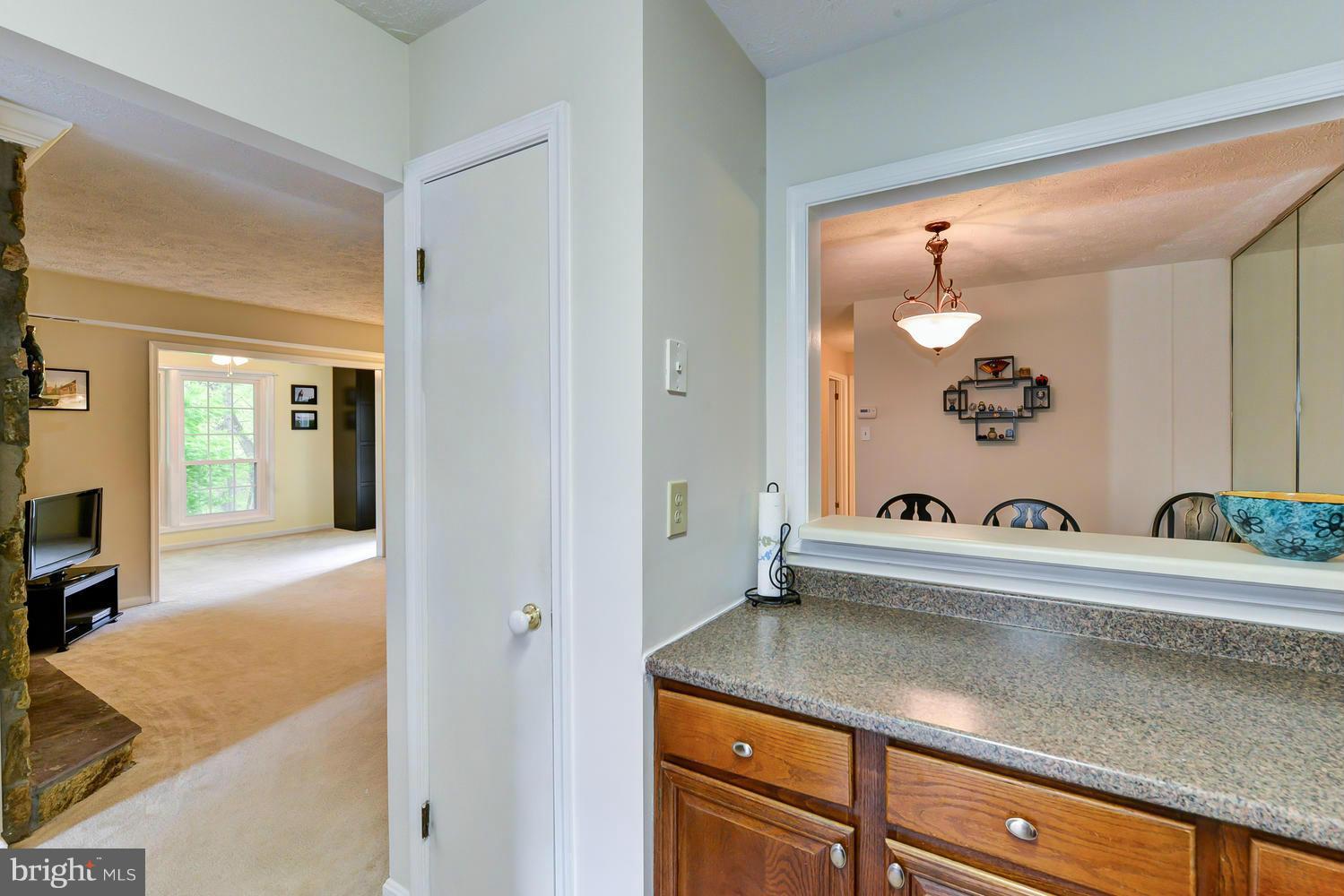 10107 Oakton Terrace Road, Unit 10107 Oakton, VA 22124 - Photo 10 of 30 Kitchen