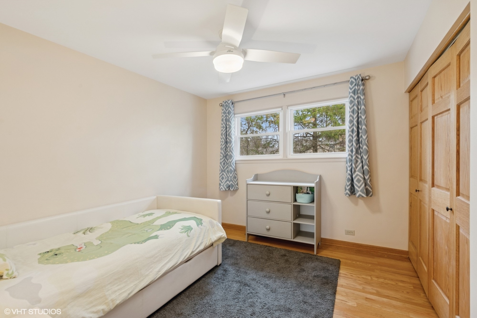 418 Warren Road Glenview, IL 60025 - Photo 11 of 24 a bedroom with a bed and a dresser