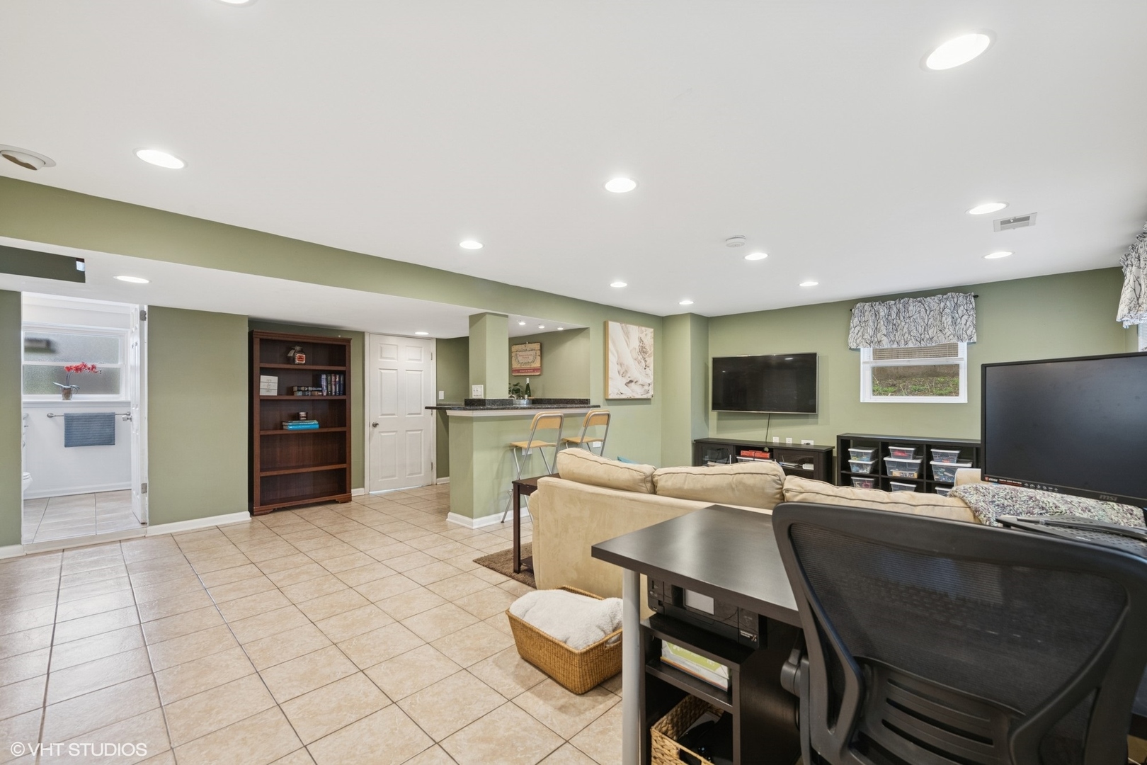 418 Warren Road Glenview, IL 60025 - Photo 15 of 24 a large kitchen with a table and chairs