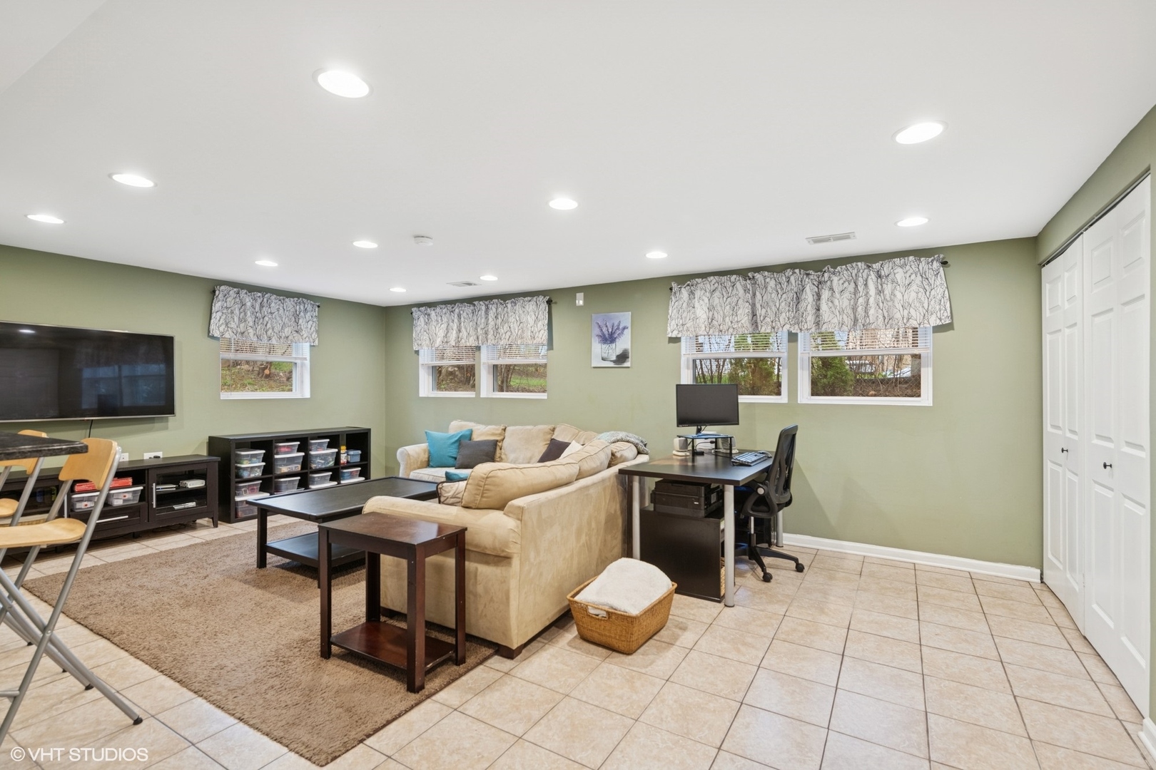 418 Warren Road Glenview, IL 60025 - Photo 16 of 24 a living room with furniture and a flat screen tv