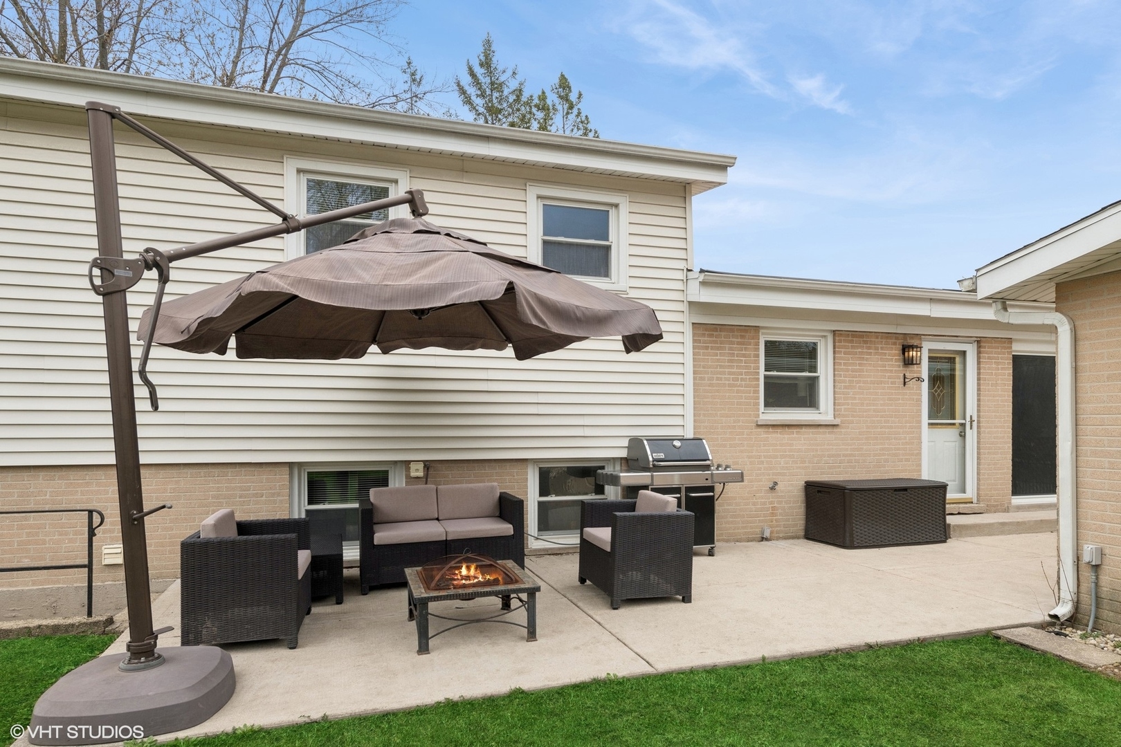 418 Warren Road Glenview, IL 60025 - Photo 19 of 24 a view of a patio with table and chairs
