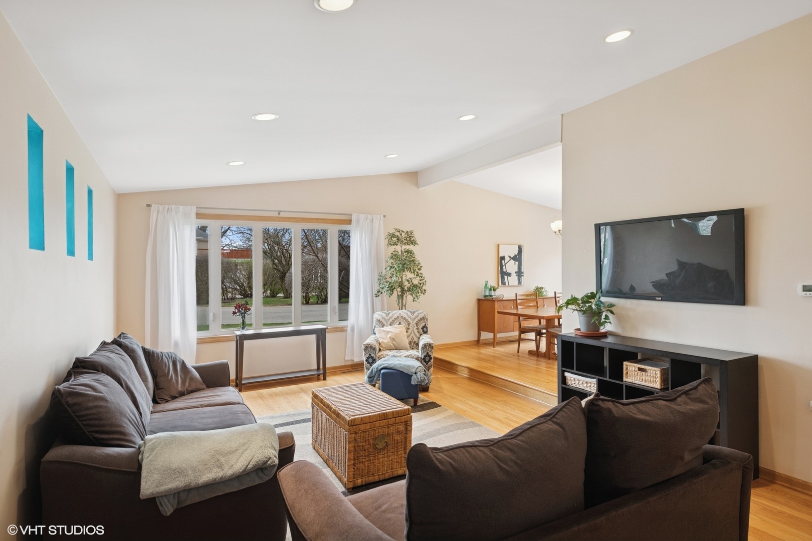 418 Warren Road Glenview, IL 60025 - Photo 3 of 24 a living room with furniture and a flat screen tv