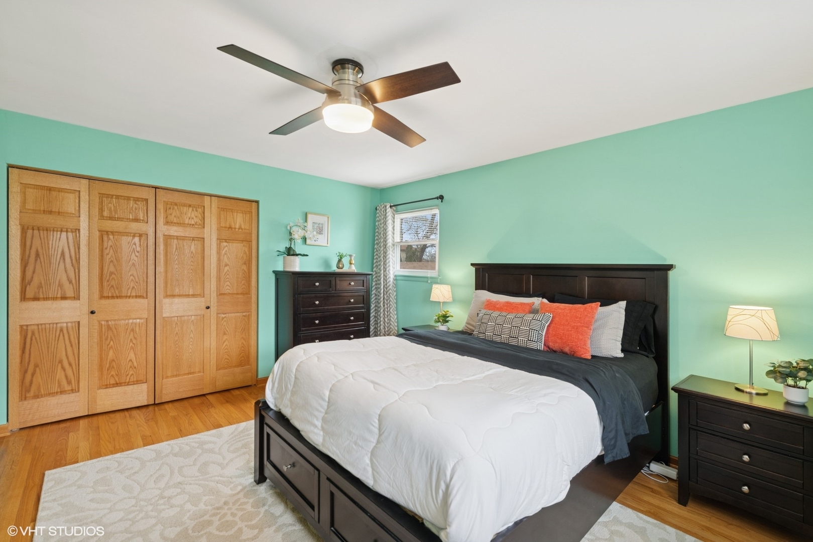 418 Warren Road Glenview, IL 60025 - Photo 9 of 24 a bedroom with a bed and a dresser