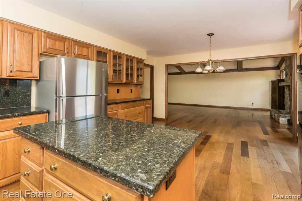 630 Baker Street Rochester Hills, MI 48307 - Photo 5 of 33