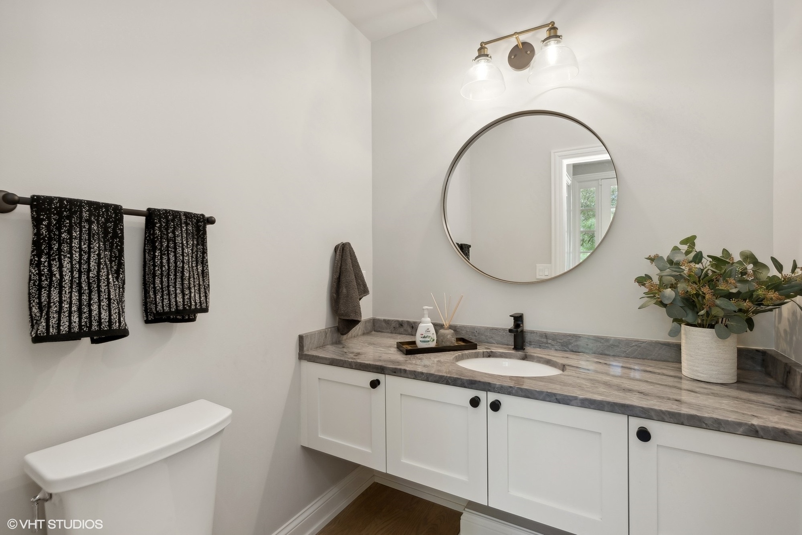1192 Griffith Road Lake Forest, IL 60045 - Photo 12 of 29 a bathroom with a toilet a sink and mirror