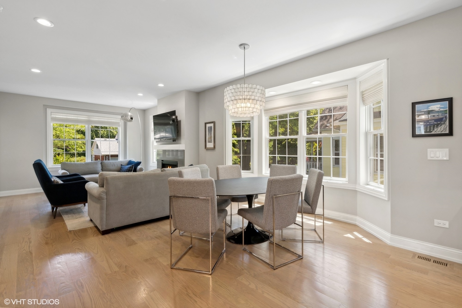 1192 Griffith Road Lake Forest, IL 60045 - Photo 6 of 29 a living room with furniture and a window