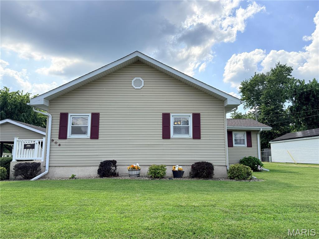 908 Staunton Road Gillespie, IL 62033 - Photo 5 of 35