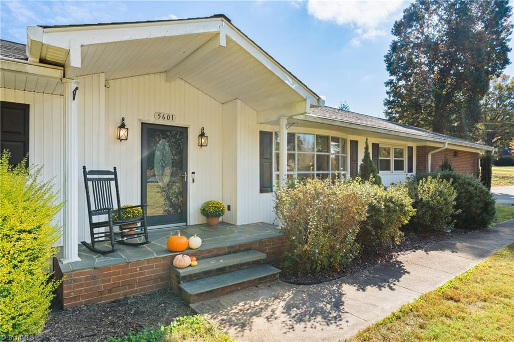 5601 Folkstone Road Pfafftown, NC 27040 - Photo 2 of 28 Gallery Image 2