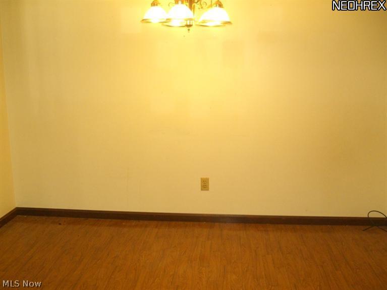 2909 Station Road Medina, OH 44256 - Photo 8 of 15 EXPANSIVE KITCHEN EATING AREA-SPACE FOR LARGE TABLE & CHAIRS!
