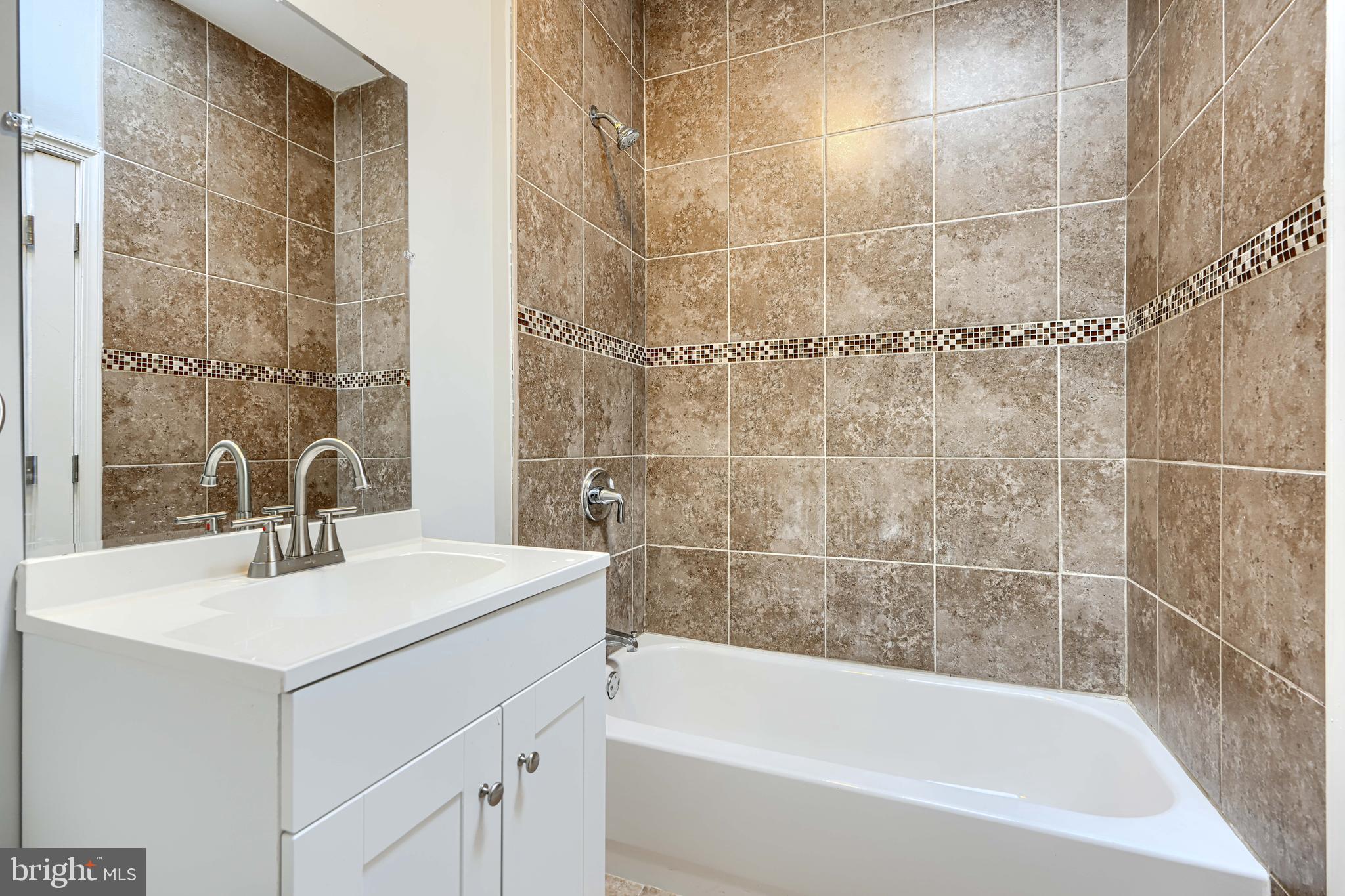 2511 McCulloh Street Baltimore, MD 21217 - Photo 20 of 32 a bathroom with a bathtub and a sink