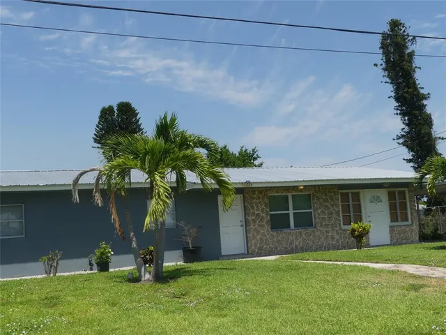 a front view of house with yard and garage