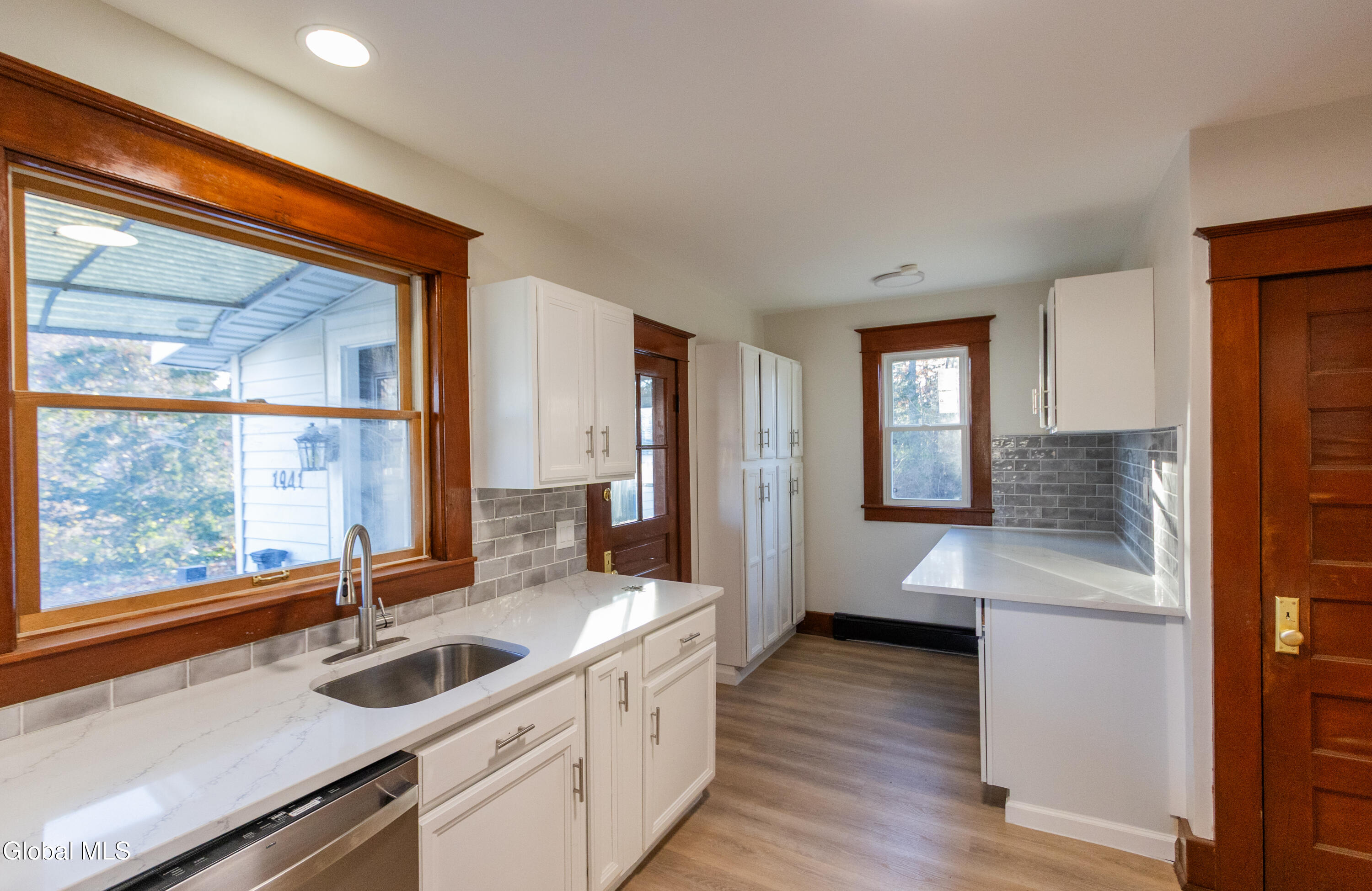 1941 Helderberg Avenue Rotterdam, NY 12306 - Photo 4 of 27 _28A7166