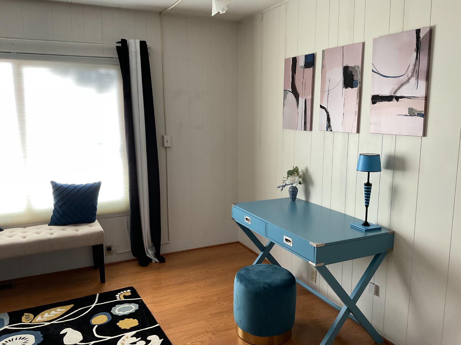 10124 Hidden Springs Drive Grass Valley, CA 95949 - Photo 15 of 27 a living room with furniture and wooden floor