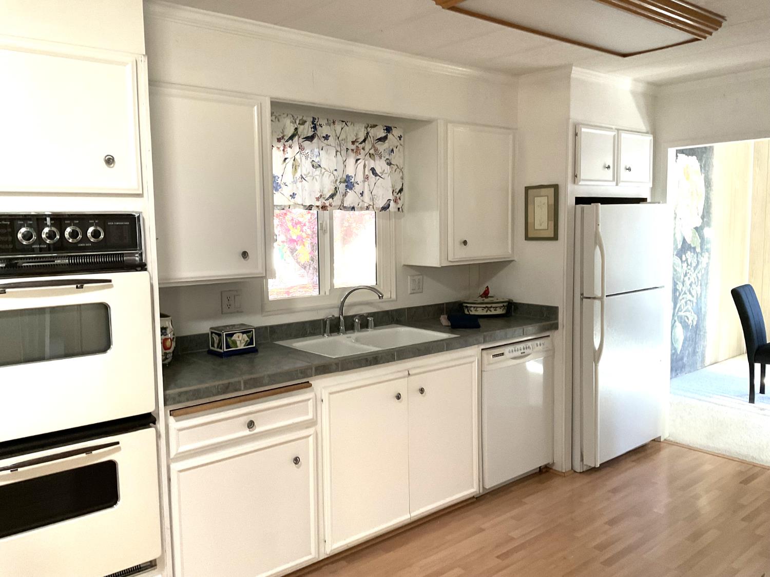 10124 Hidden Springs Drive Grass Valley, CA 95949 - Photo 17 of 27 a kitchen with granite countertop a refrigerator sink and stove