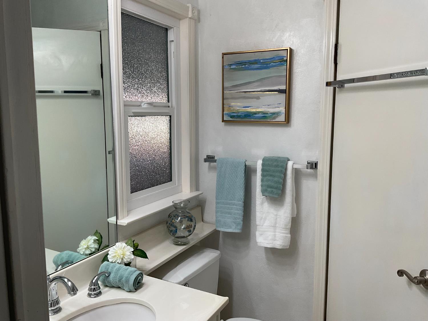 10124 Hidden Springs Drive Grass Valley, CA 95949 - Photo 25 of 27 a living room with furniture