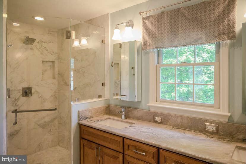 6180 Cobbs Road Alexandria, VA 22310 - Photo 10 of 21 Bath (Master)