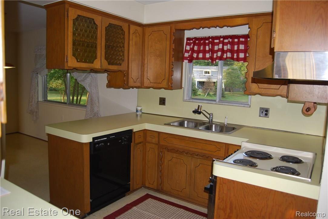 1296 North Adams Road Rochester, MI 48306 - Photo 5 of 23 DSC_0281.JPG
