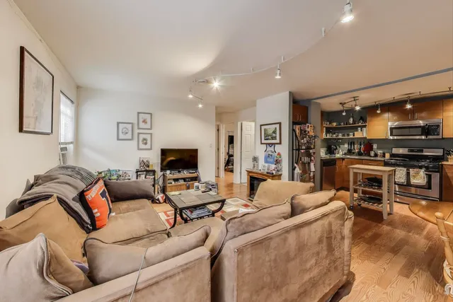 $995,000 | 1100 West Wellington Avenue, Chicago, IL 60657