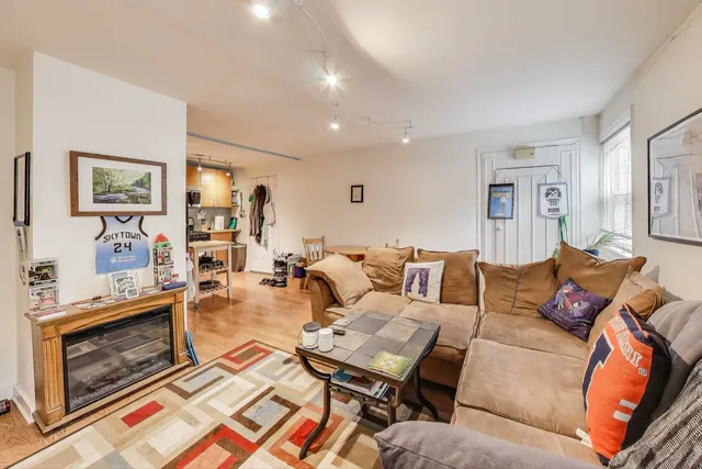 $995,000 | 1100 West Wellington Avenue, Chicago, IL 60657