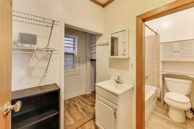 $995,000 | 1100 West Wellington Avenue, Chicago, IL 60657