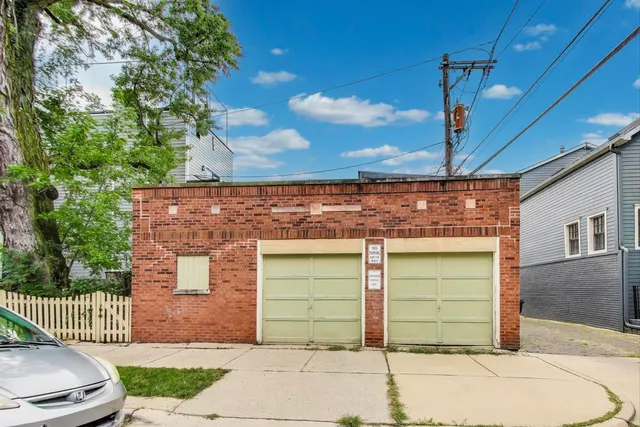 $995,000 | 1100 West Wellington Avenue, Chicago, IL 60657