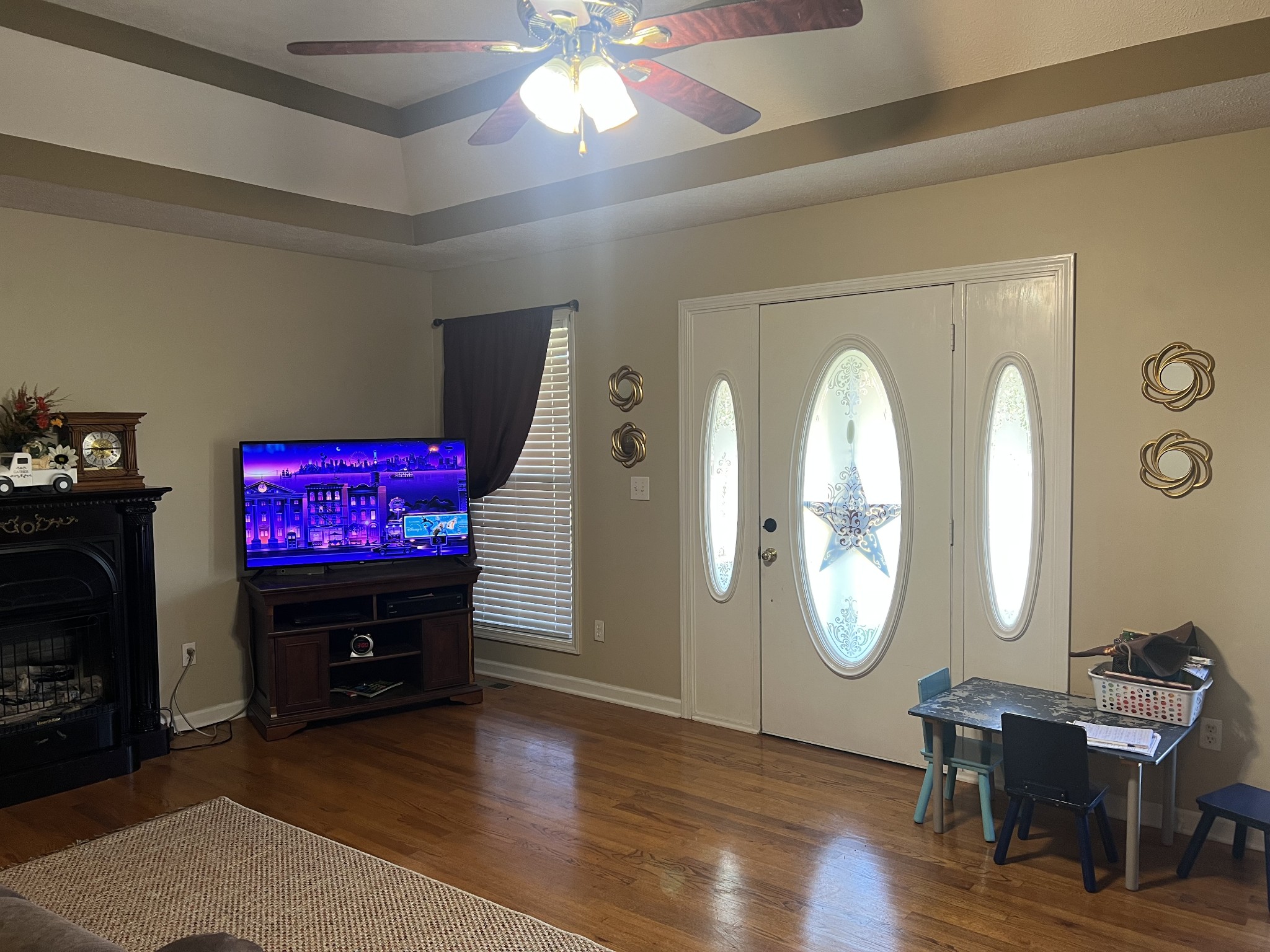 251 Walton Chapel Road Lafayette, TN 37083 - Photo 4 of 16 a view of a livingroom with furniture and a mirror