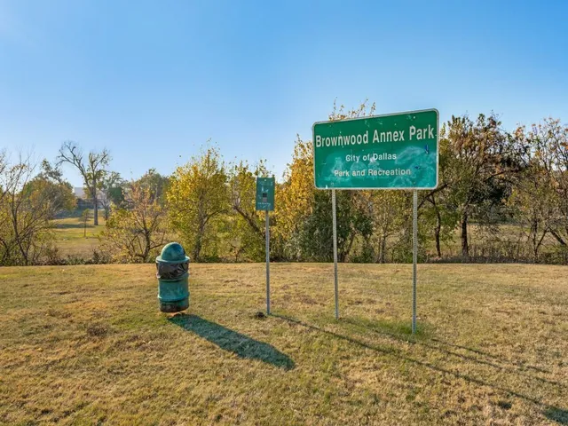 a sign that is sitting on a sidewalk