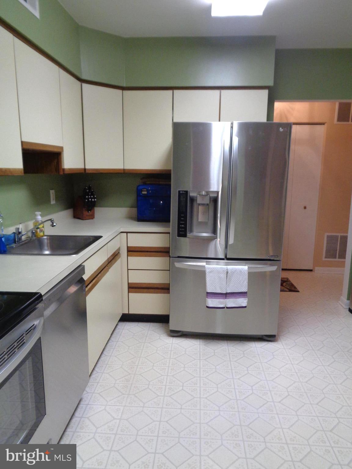 104 Castletown Road, Unit 202 Lutherville-Timonium, MD 21093 - Photo 4 of 23 New Stainless Steel Appliances in 2016