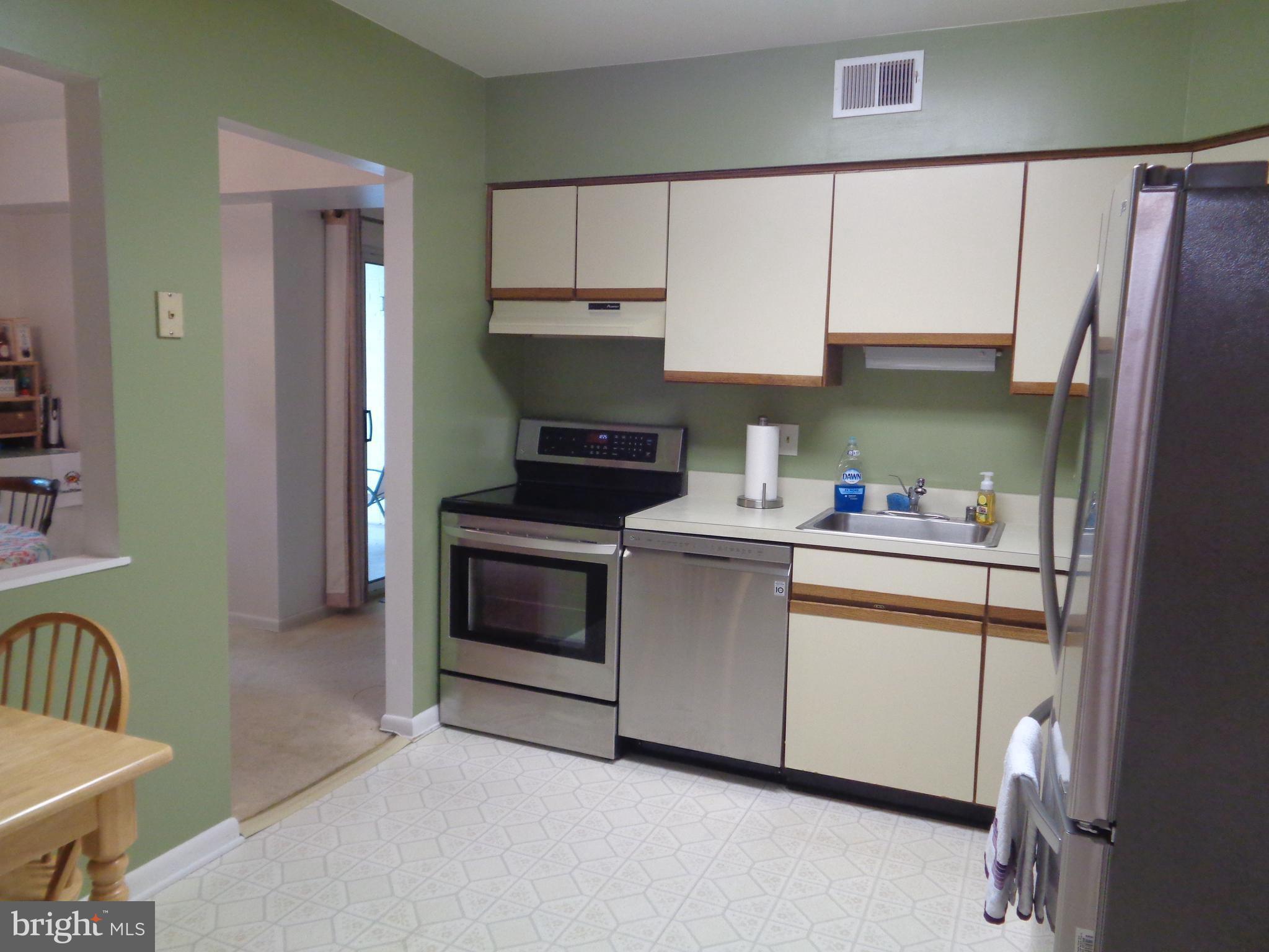 104 Castletown Road, Unit 202 Lutherville-Timonium, MD 21093 - Photo 5 of 23 New Stainless Steel Appliances in 2016