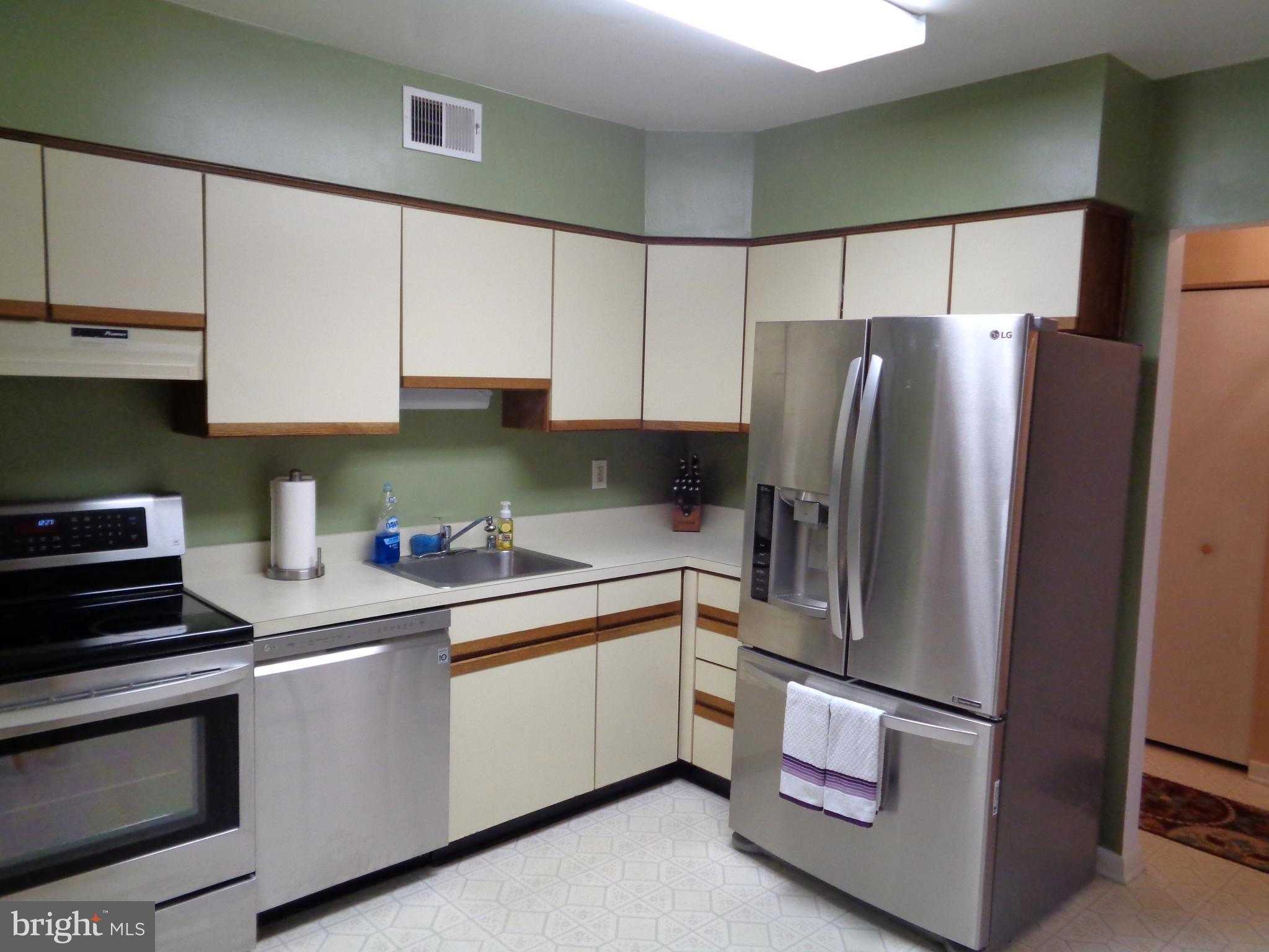 104 Castletown Road, Unit 202 Lutherville-Timonium, MD 21093 - Photo 6 of 23 New Stainless Steel Appliances in 2016