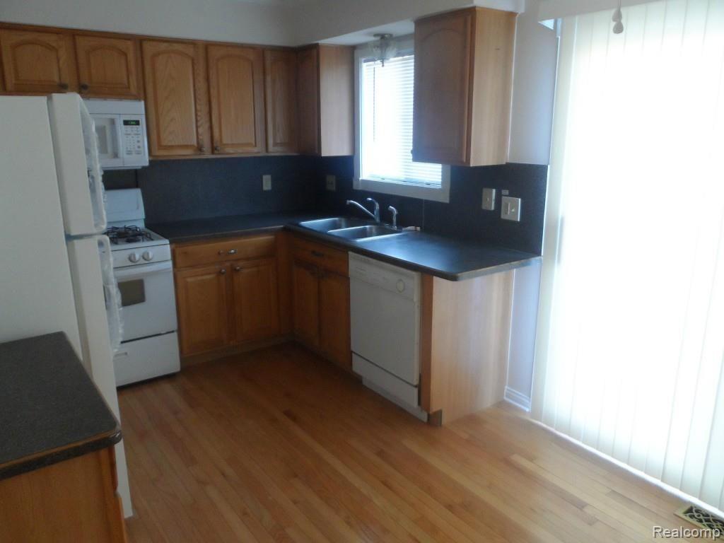 45591 Ledgewood Street, Unit 9 Macomb, MI 48044 - Photo 5 of 14