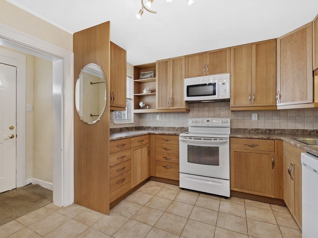 4 Edwin Road Waltham, MA 02453 - Photo 6 of 36 Gallery Image 6