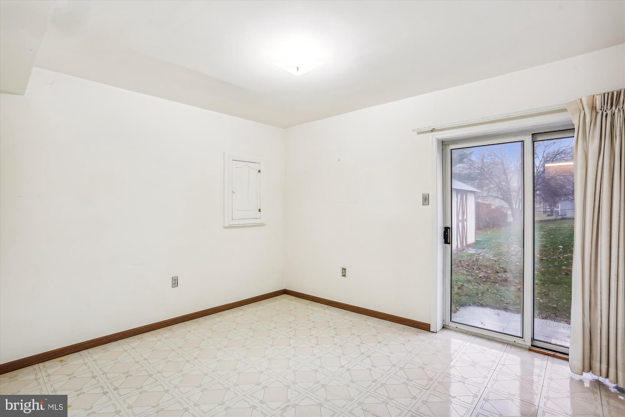 300 Buttry Road Gaithersburg, MD 20877 - Photo 28 of 34 Den