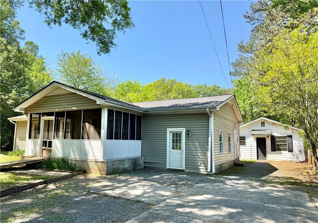a view of a house with a yard