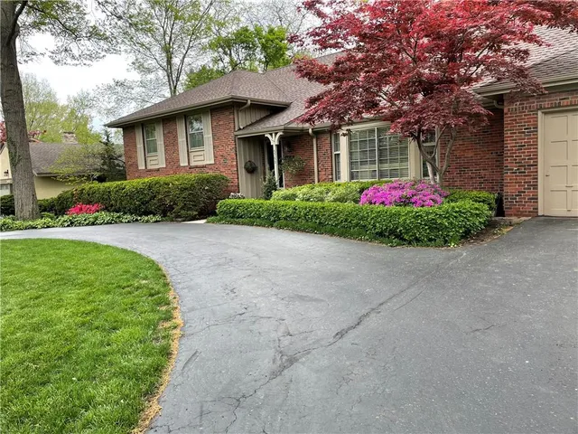 $1,200,000 | 5750 Windsor Drive, Fairway, KS 66205