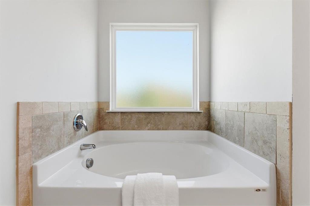 176 Village Way Southwest Calhoun, GA 30701 - Photo 28 of 53 a bathroom with a bathtub