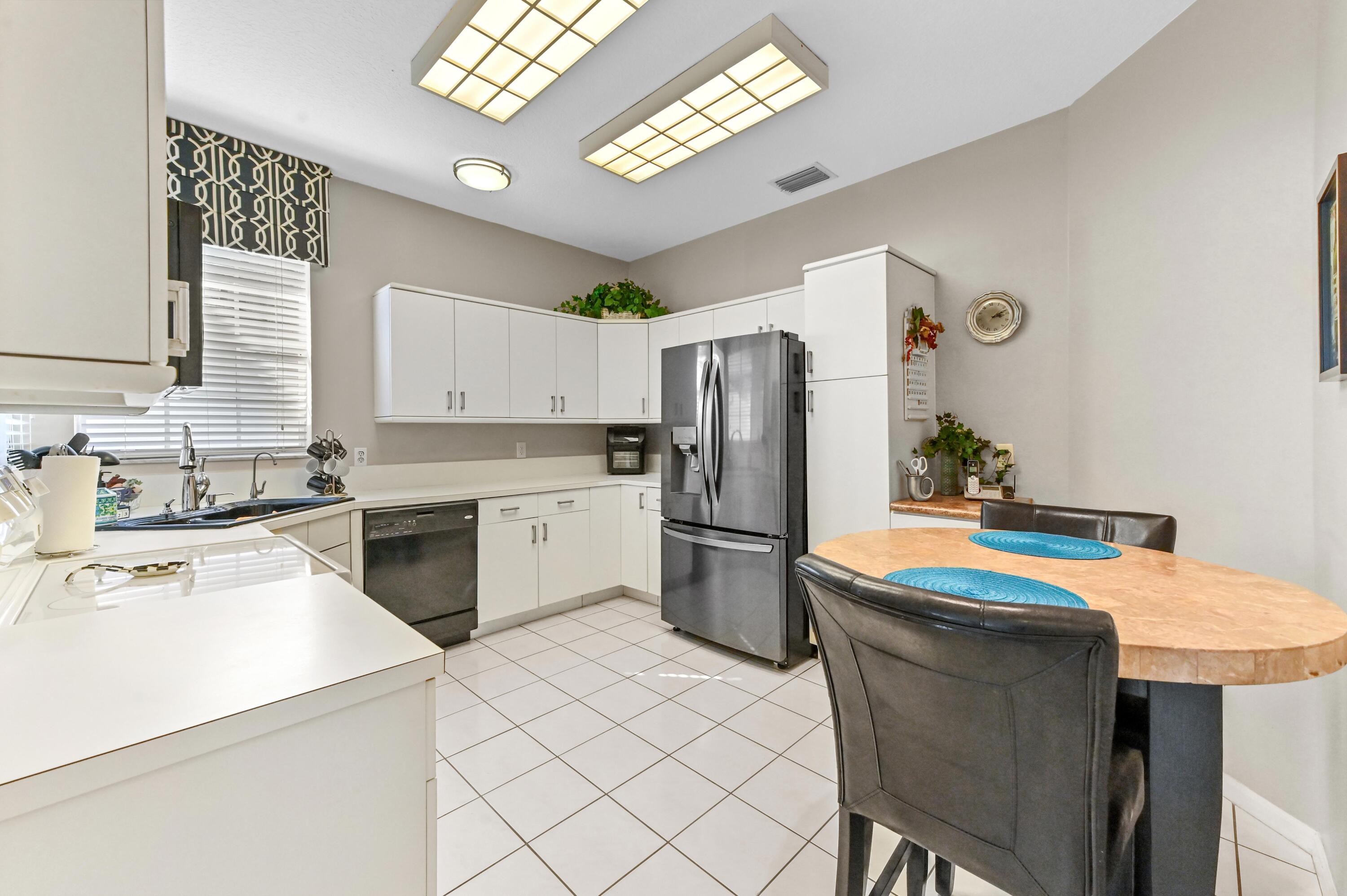 7724 Mansfield Hollow Road Delray Beach, FL 33446 - Photo 17 of 35 Kitchen