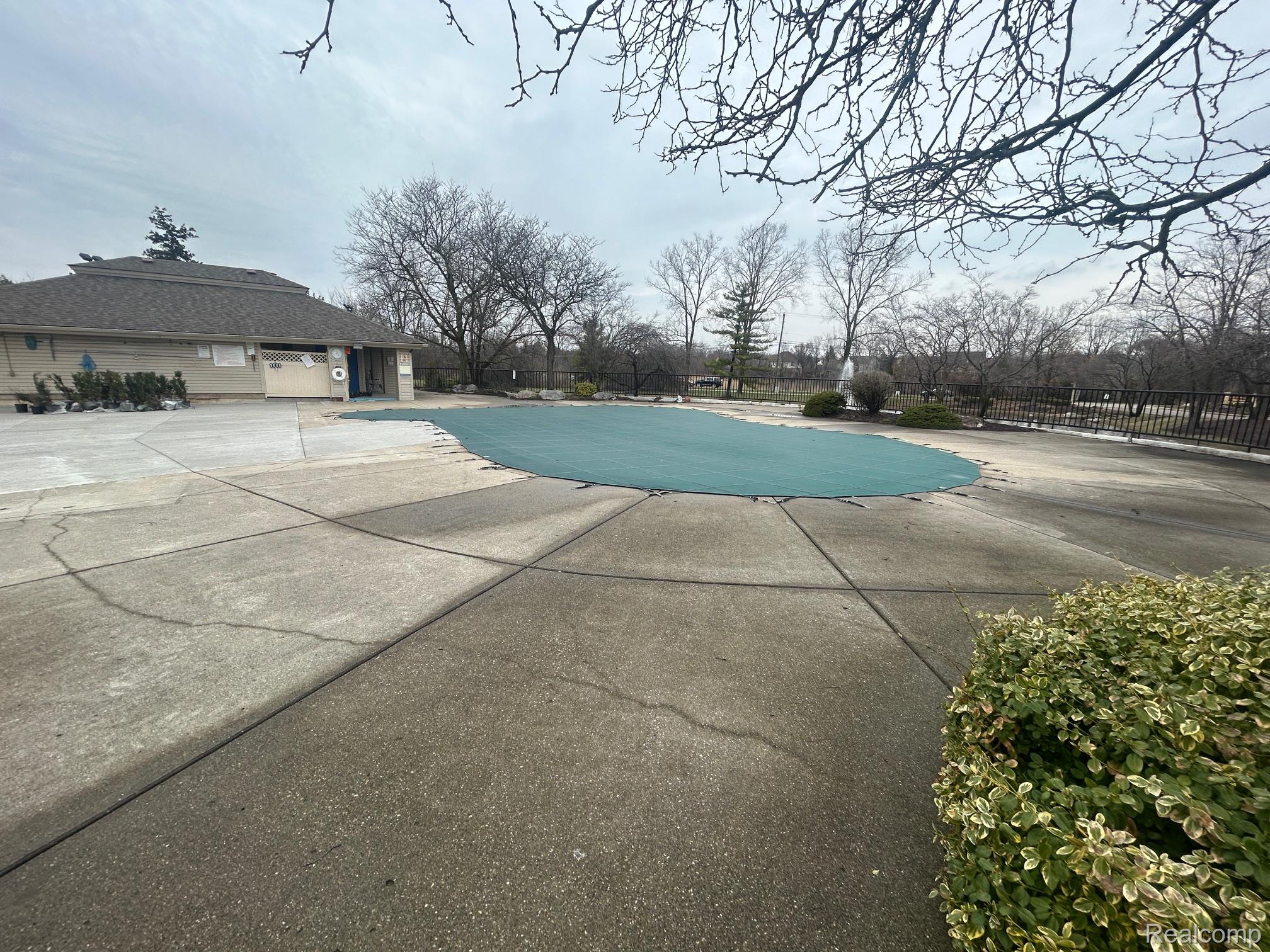 31164 Country Way Farmington, MI 48331 - Photo 27 of 33 View of community pool