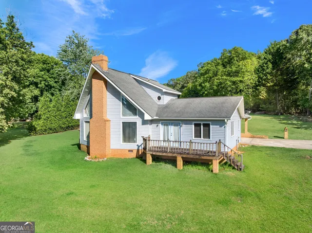 a view of a house with a backyard