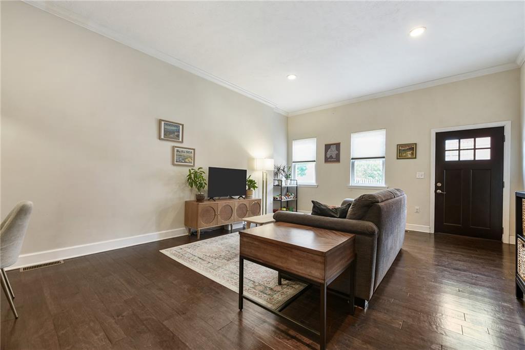 113 42nd Street Pittsburgh, PA 15201 - Photo 7 of 39 a living room with furniture flat screen tv and window