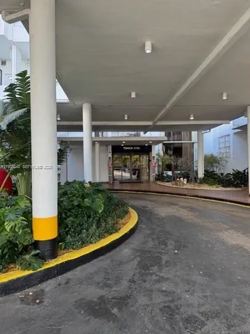 $1,700 | 2750 Northeast 183rd Street, Unit 1012, Aventura, FL 33160