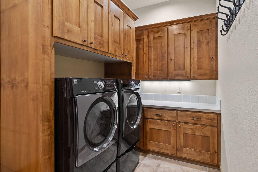 60511 Snap Shot Loop Bend, OR 97702 - Photo 25 of 34 Laundry/Mudroom