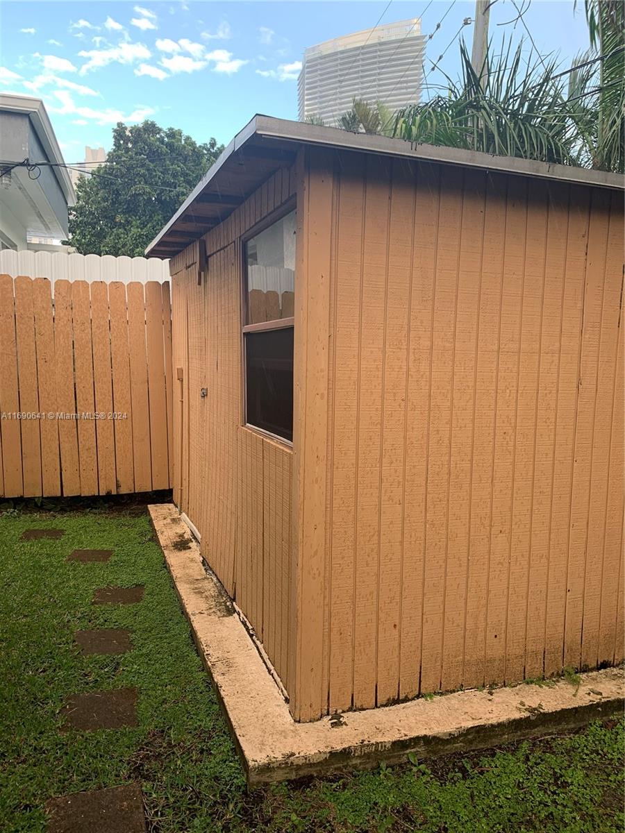 310 191st Terrace Sunny Isles Beach, FL 33160 - Photo 33 of 36 a backyard of a house