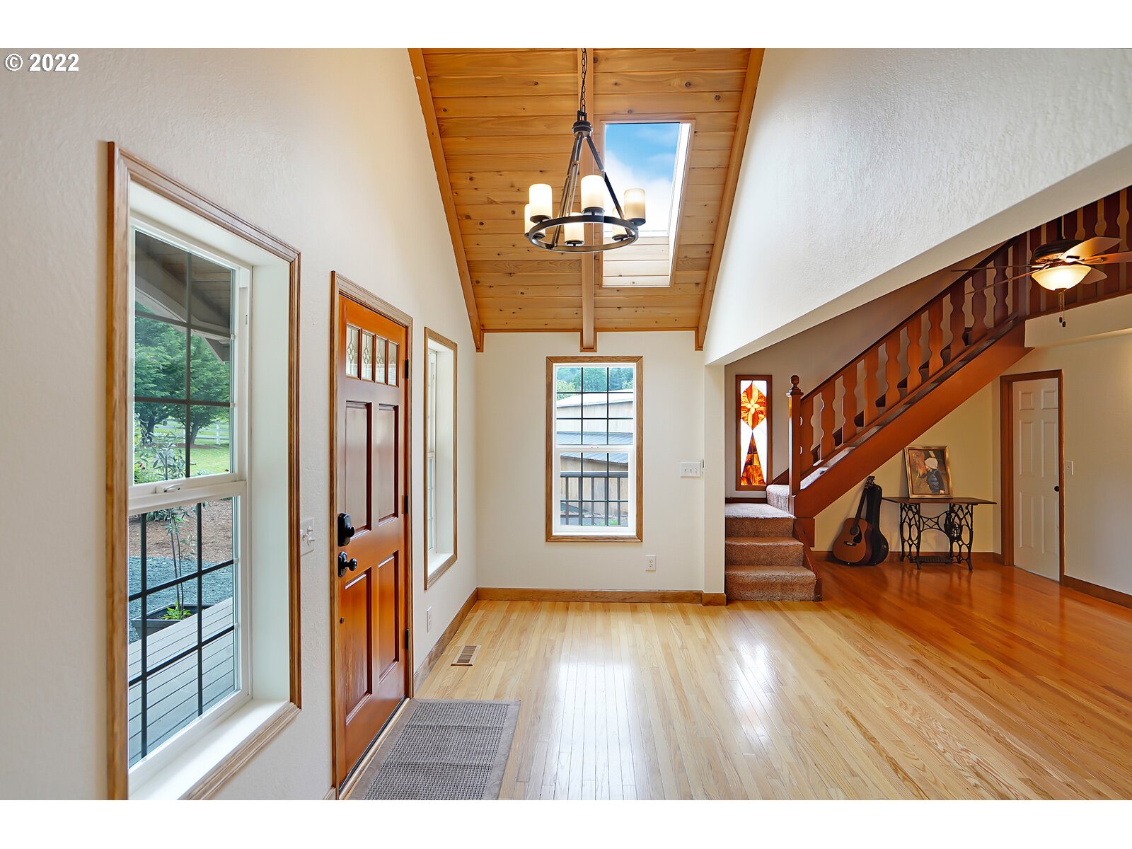 14997 Orchard Knob Road Dallas, OR 97338 - Photo 9 of 32 a view of an entryway with wooden floor