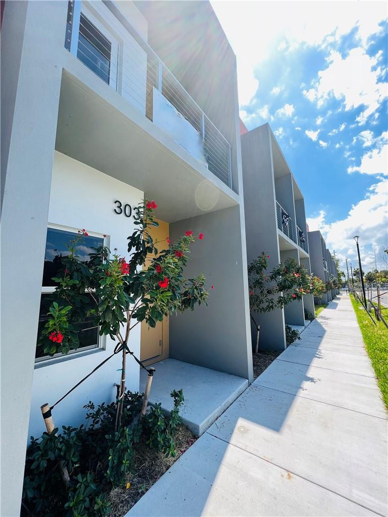 303 Foster Road, Unit 10 Hallandale Beach, FL 33009 - Photo 3 of 35 Photo 3