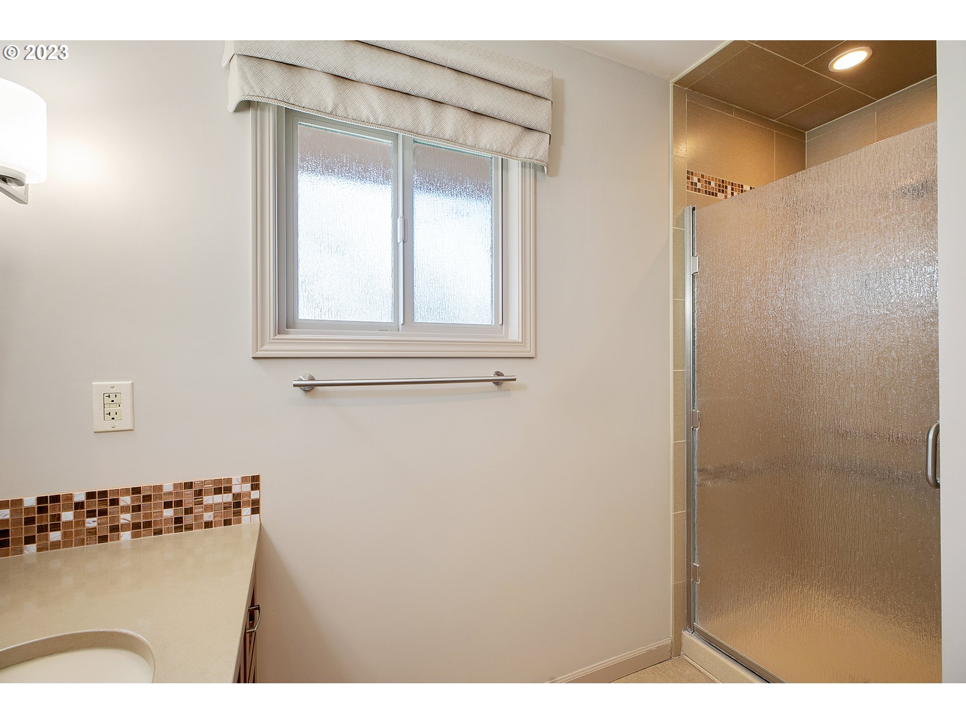 2316 Washington Way Longview, WA 98632 - Photo 17 of 31 a view of a bathroom