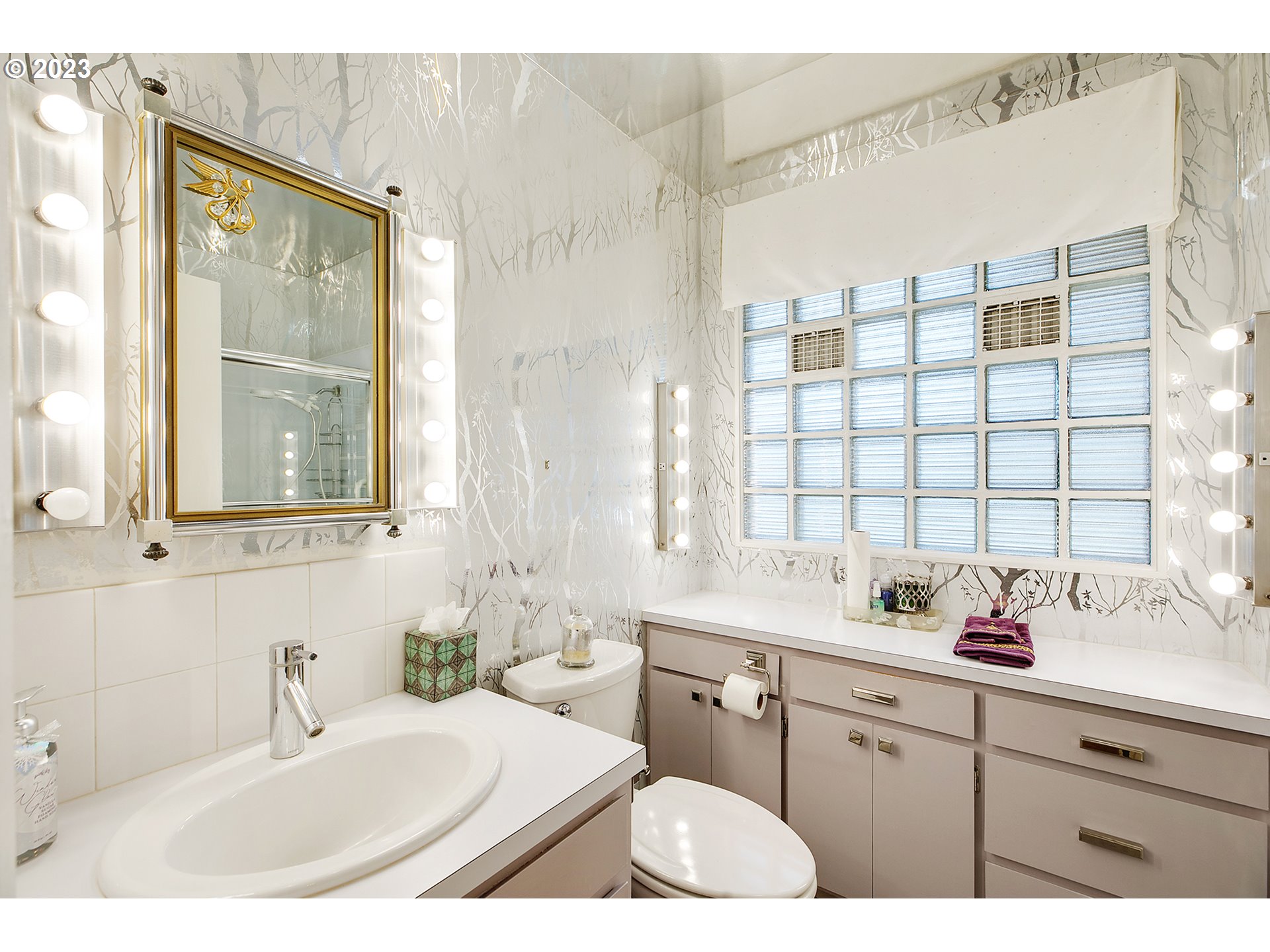 2316 Washington Way Longview, WA 98632 - Photo 18 of 31 a bathroom with a sink and a window